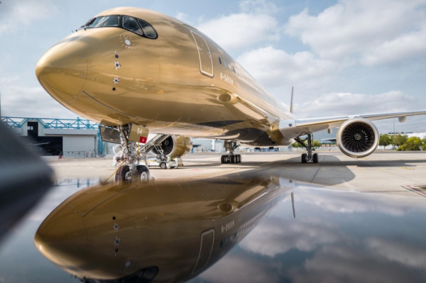 EVA Air зустрічає Airbus A350-1000 у блискучому золотому вбранні