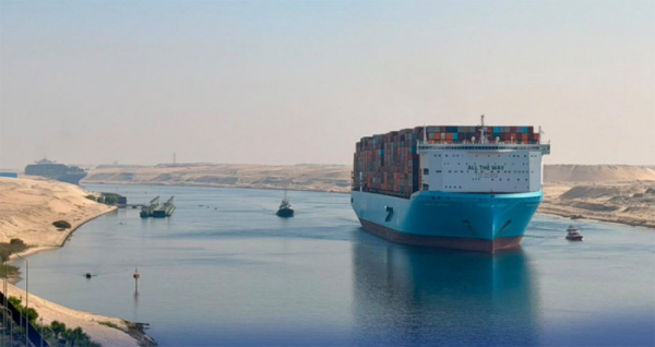 Два гіганта Maersk штурмують Суецький канал: ексклюзивний репортаж