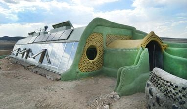 Еко-будинки з покришок та пластику: природний комфорт 20°C без опалення та охолодження