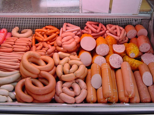 Викрито сосиски-фальсифікат: знайди свій у списку неякісних продуктів