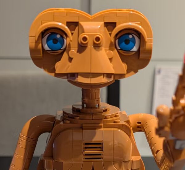 Навіщо додати винятковий набір LEGO ET до своєї колекції: повний огляд