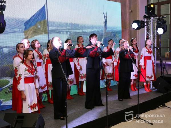 &laquo;Люди, завдяки яким Дніпро живе та має надію на майбутнє&raquo;. У День міста Філатов вручив дніпрянам різних професій почесні нагороди