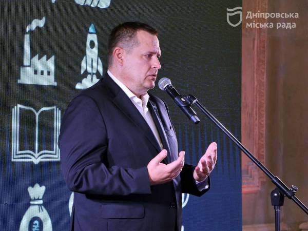 &laquo;Люди, завдяки яким Дніпро живе та має надію на майбутнє&raquo;. У День міста Філатов вручив дніпрянам різних професій почесні нагороди