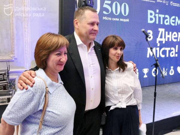 &laquo;Люди, завдяки яким Дніпро живе та має надію на майбутнє&raquo;. У День міста Філатов вручив дніпрянам різних професій почесні нагороди