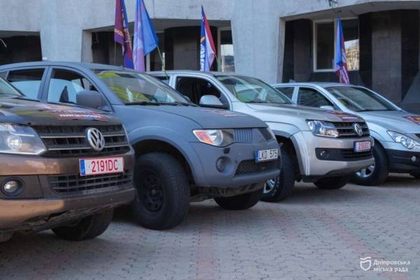 Дніпро гучно відсвяткував: пікапи для фронту та автопробіг на честь 7-го корпусу ДШВ
