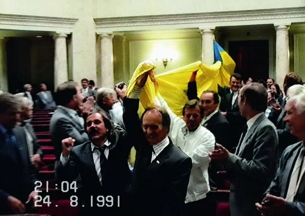 Відтворили прапор незалежності: копія стягу 1991 року вже існує