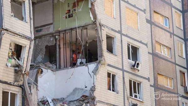 В Дніпрі демонтують під’їзд будинку, зруйнований атакою “шахеда”