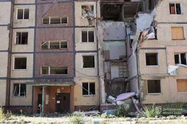 До демонтажу готують під&rsquo;їзд будинку на проспекті Героїв, куди влучив ворожий 