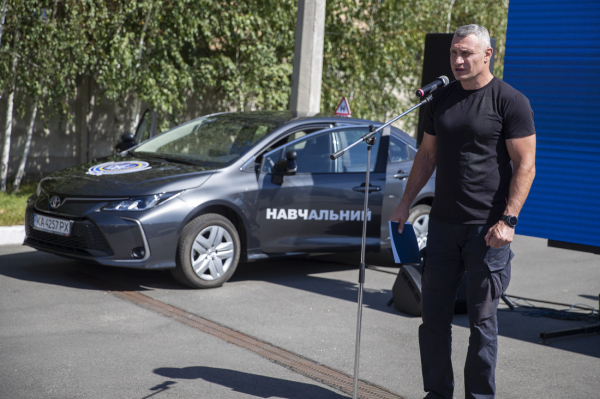 Кличко відкрив першу в Україні автошколу для ветеранів з інвалідністю
