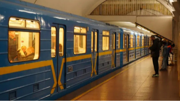 Київське метро зупинилося: з’ясовуємо причину зникнення напруги