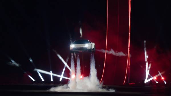 Tesla Roadster: Експерти ставлять під сумнів реалістичність “ракетного” прототипу